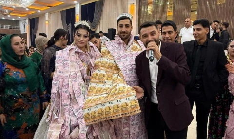 Mardin’de aşiret düğününde gelin ve damada paradan yelek giydirildi