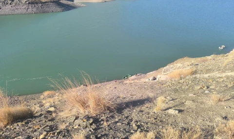 Van’da otomobil Zernek Baraj Gölü’ne yuvarlandı!