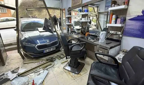 Arnavutköy’de Berberde Tıraş Olan Vatandaşa Otomobil Çarptı