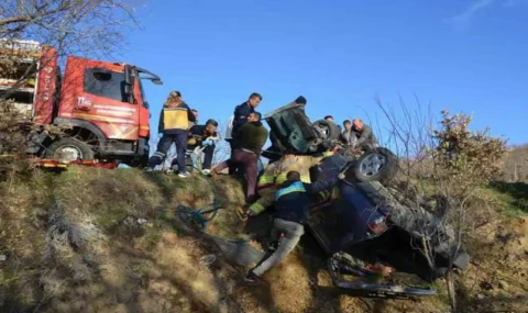 Demirci’de Otomobil Şarampole Devrildi Sürücü Yaralı