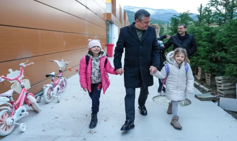 Özgür Özel, Ferdi Zeyrek’in İkiz Kızları Elif ve Zeynep’i Okula Götürdü