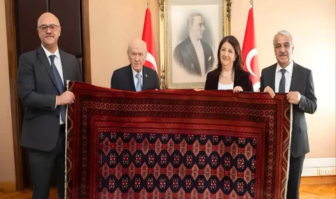 Öcalan’ın Bahçeli’ye Hediye Ettiği Kilimin Görüntüleri Ortaya Çıktı!