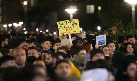 Deprem Bölgesinde Hayatını Kaybedenler Sessiz Yürüyüşle Anıldı