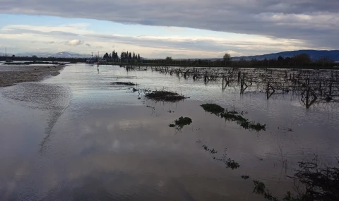 Manisa’da Sağanak Yağış Yolları Kapattı