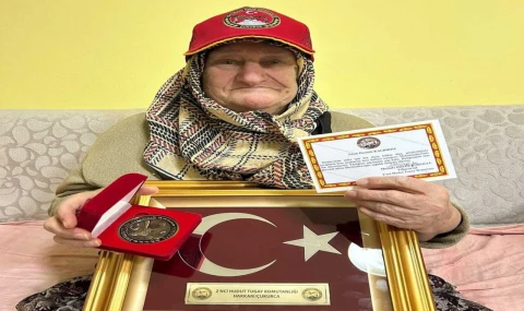Mehmetçiğe Çorap Ören Hamide Teyzeye Teşekkür Plaketi