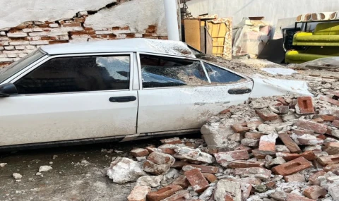 Sarıgöl’de Sağanak Sonrası Metruk Bina Çöktü, Park Halindeki Otomobil Zarar Gördü