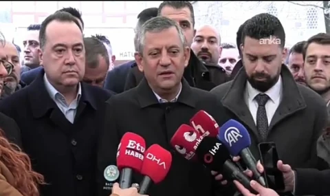 CHP Lideri Özel, Manisa'da Bayram Namazı Kılıp Açıklamalarda Bulundu...