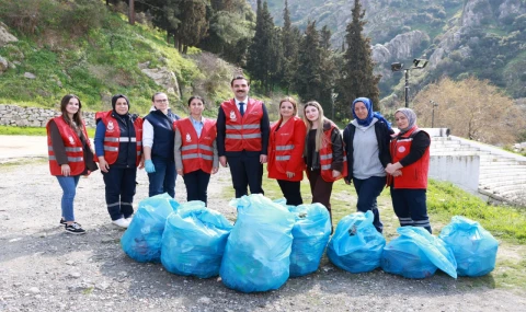 ŞEHZADELER BELEDİYESİNDEN SPİL’DE ANLAMLI TEMİZLİK