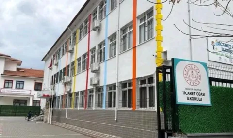 Akhisar’da Okulda Tavan Sıvası Düştü 3 Öğrenci Yaralandı