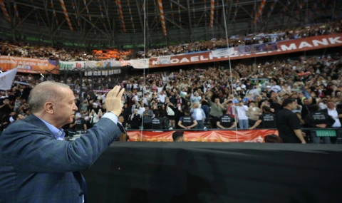 “Mesir Macunu Değil Senin Aşkın Şifa Reis” Pankartı Sosyal Medyada Gündem Oldu