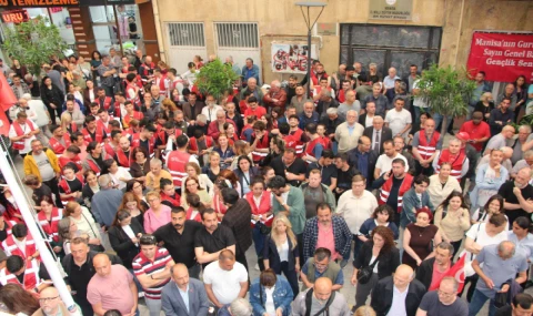 Mutlak Butlan Kararı Sonrası, Manisa İl Başkanlığı Önünde Kemal Kılıçdaroğlu Protesto Edildi!