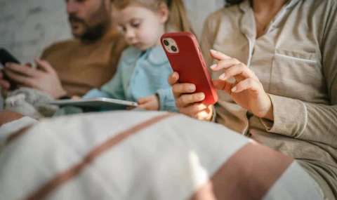 Telefon Bağımlısı Ebeveynler Çocukların Ruh Sağlığını Olumsuz Etkileyebilir