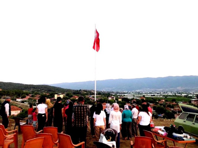 ŞEHİTLER ADINA DEV BAYRAK DİKİLDİ