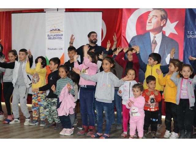KARAGÖZ VE HACIVAT ÇOCUKLARI GÜLDÜRDÜ