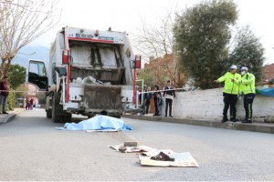 ÇÖP KAMYONU ALTINDA CAN VERDİ