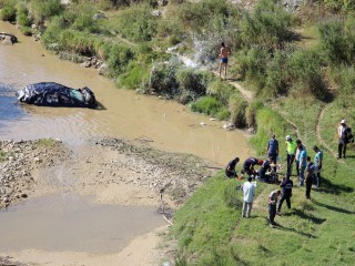 ARAÇ TAKLALAR ATIP DEREYE UÇTU