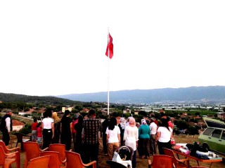 ŞEHİTLER ADINA DEV BAYRAK DİKİLDİ