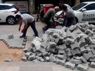 ŞEHZADELER BELEDİYESİ YOL DÜZENLEME ÇALIŞMALARINI HIZLANDIRIYOR